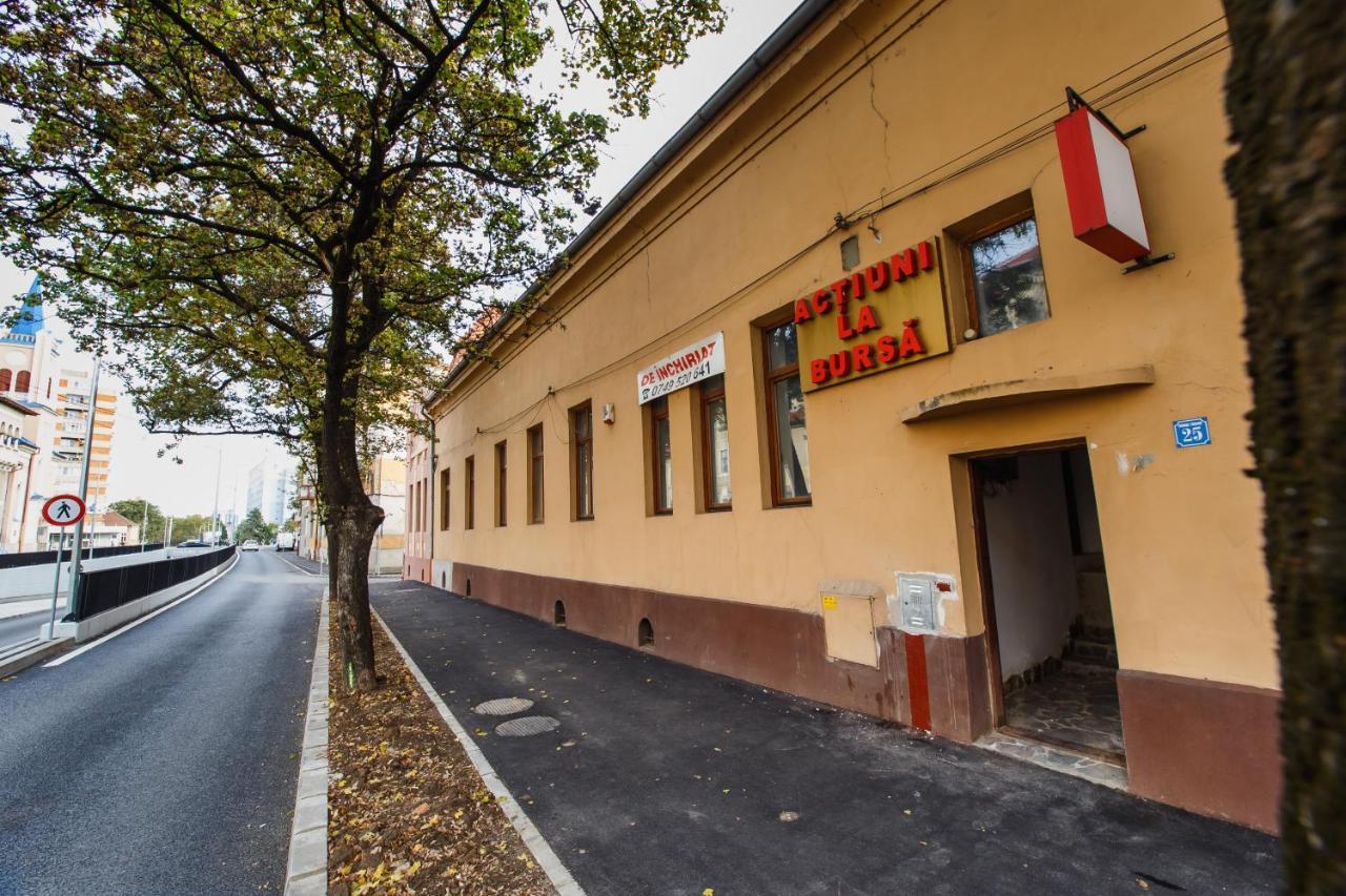 Stunning, Newly Renovated Central Apartment Oradea Exterior foto