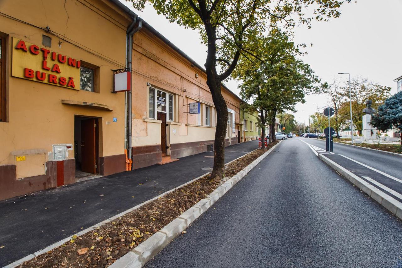 Stunning, Newly Renovated Central Apartment Oradea Exterior foto